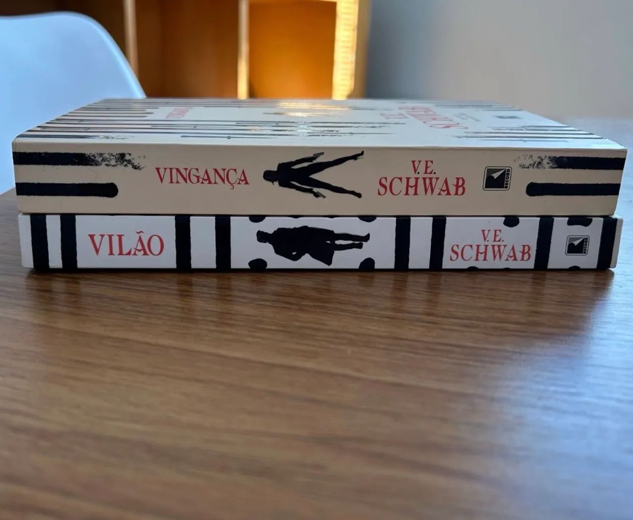 duologia Vilão e Vingança (V. E. Schwab)  - Foto 2