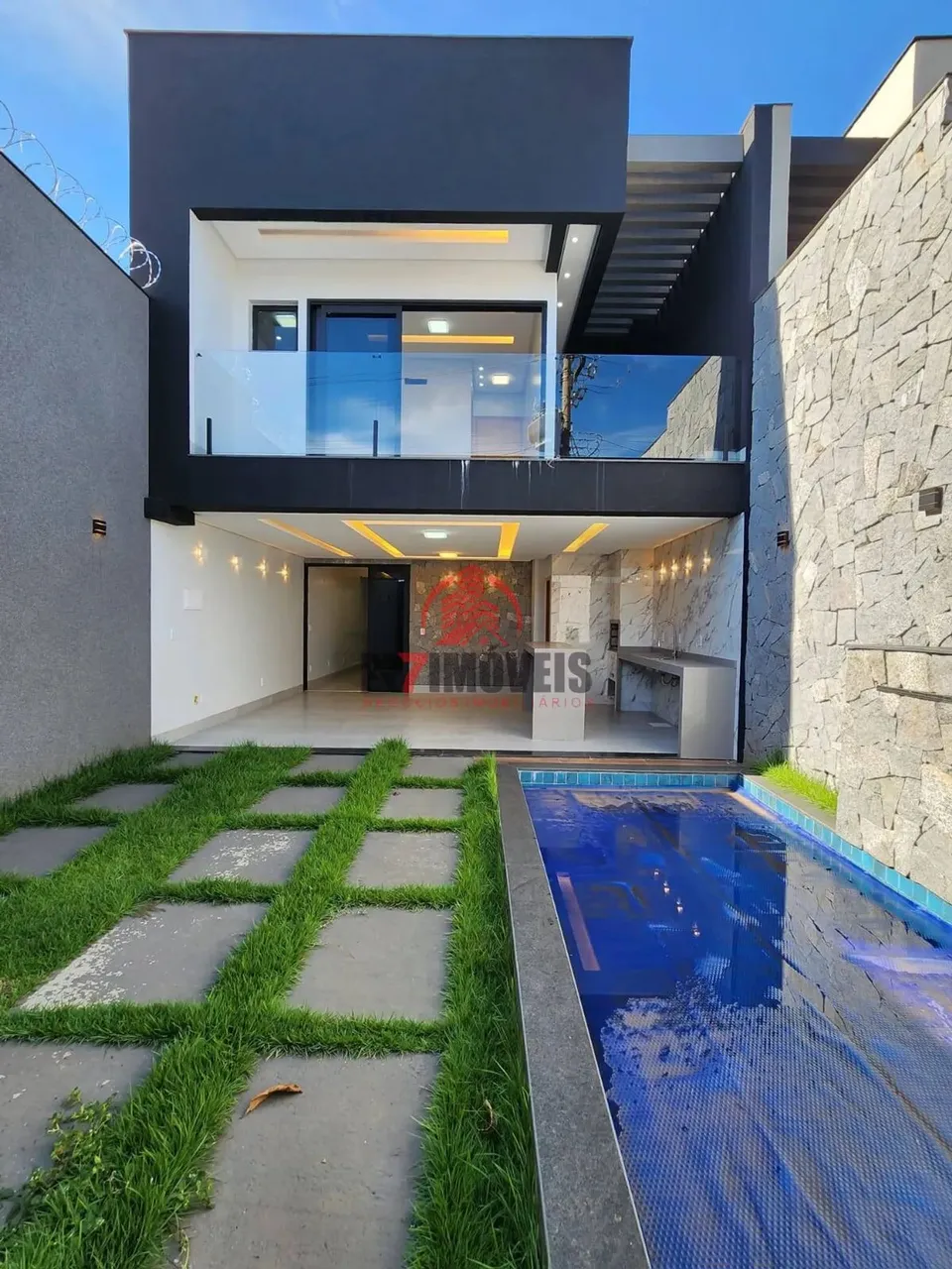 BAIXOU O PREÇO DE 920 PARA 860 MIL - SOBRADO 4 SUÍTES COM PISCINA - SETOR CENTRO OESTE - G