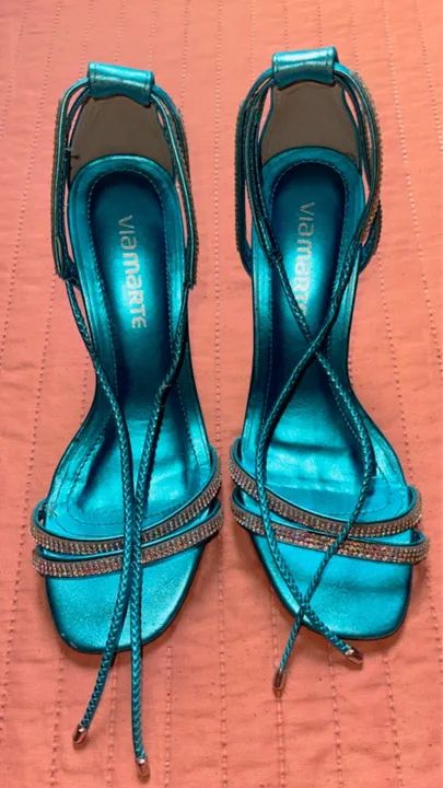 Sandálias azuis com pedrarias