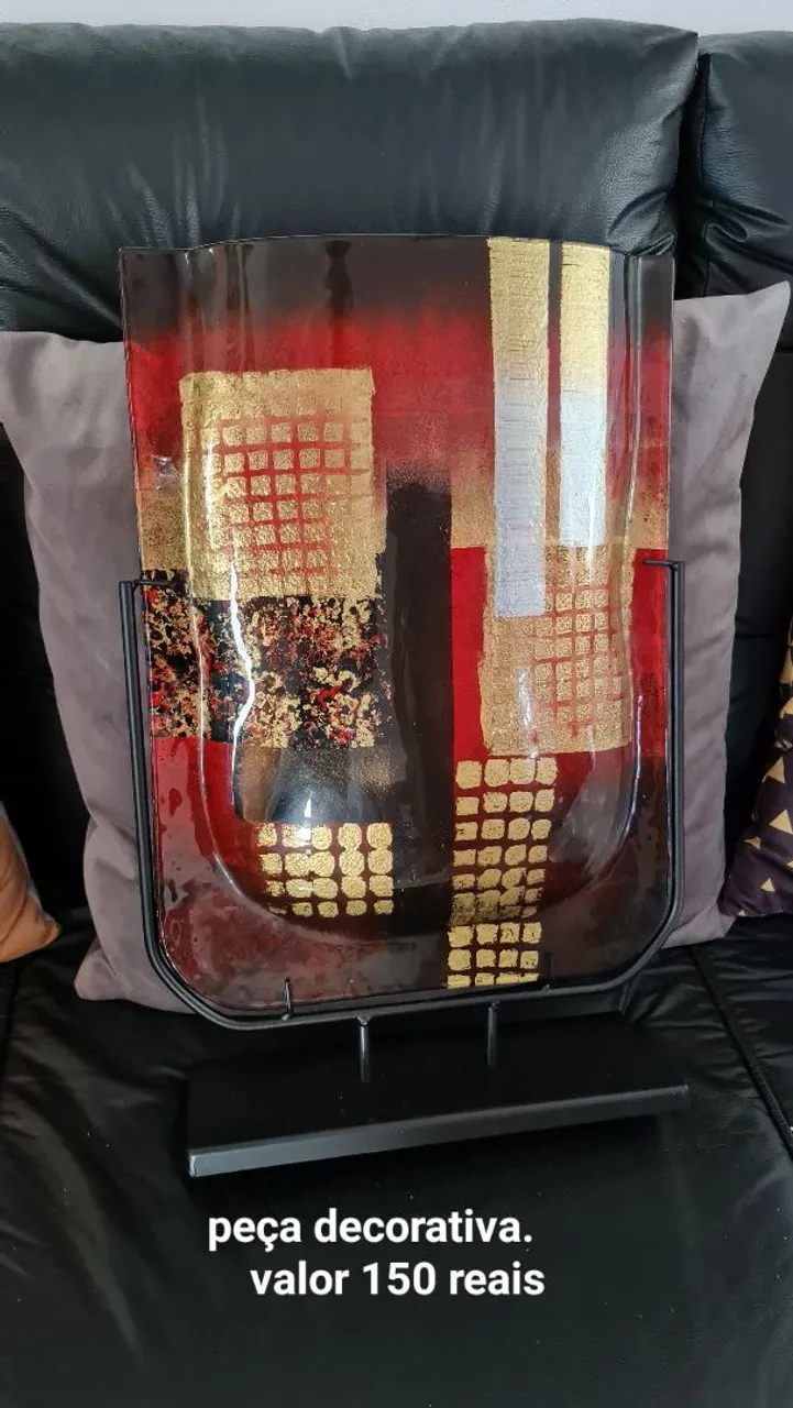 Vaso decorativo de vidro com detalhes em dourado