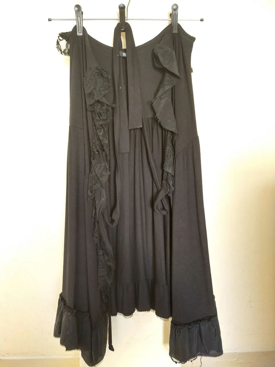 Vestido Ópera Rock Preto M - envelope, decotado e estiloso - Foto 4