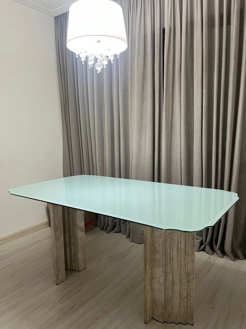 Mesa de Jantar Elegante com Tampo de Vidro