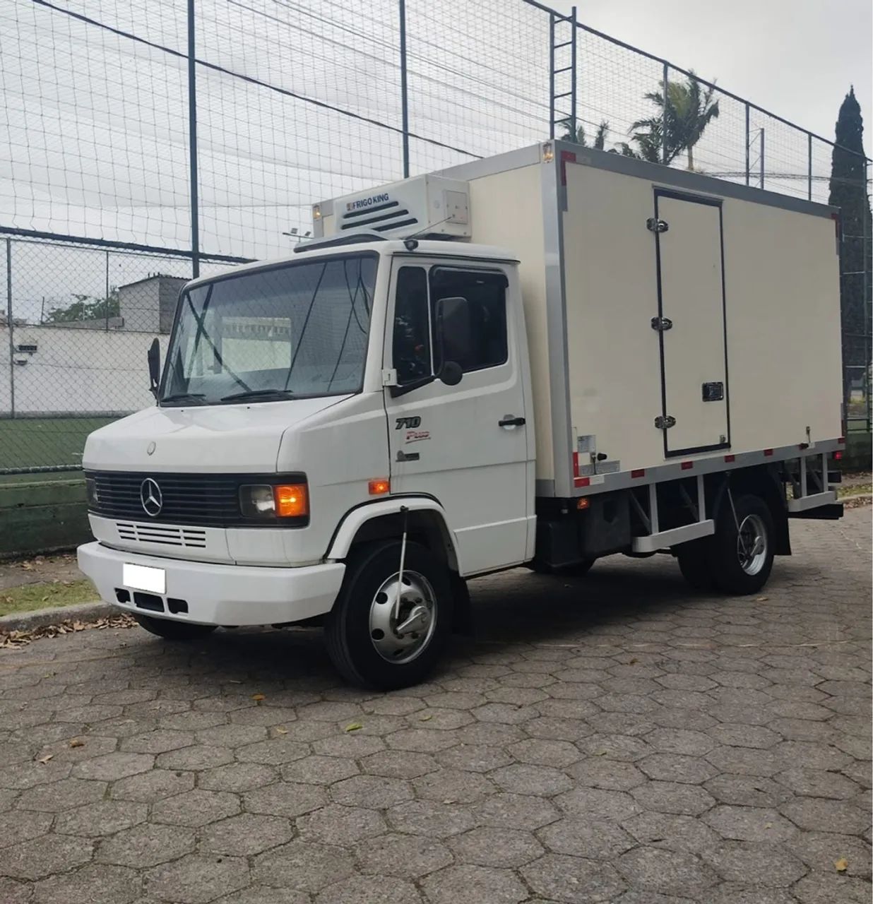 Caminhão Mb 710 Plus  Baú Refrigerado 