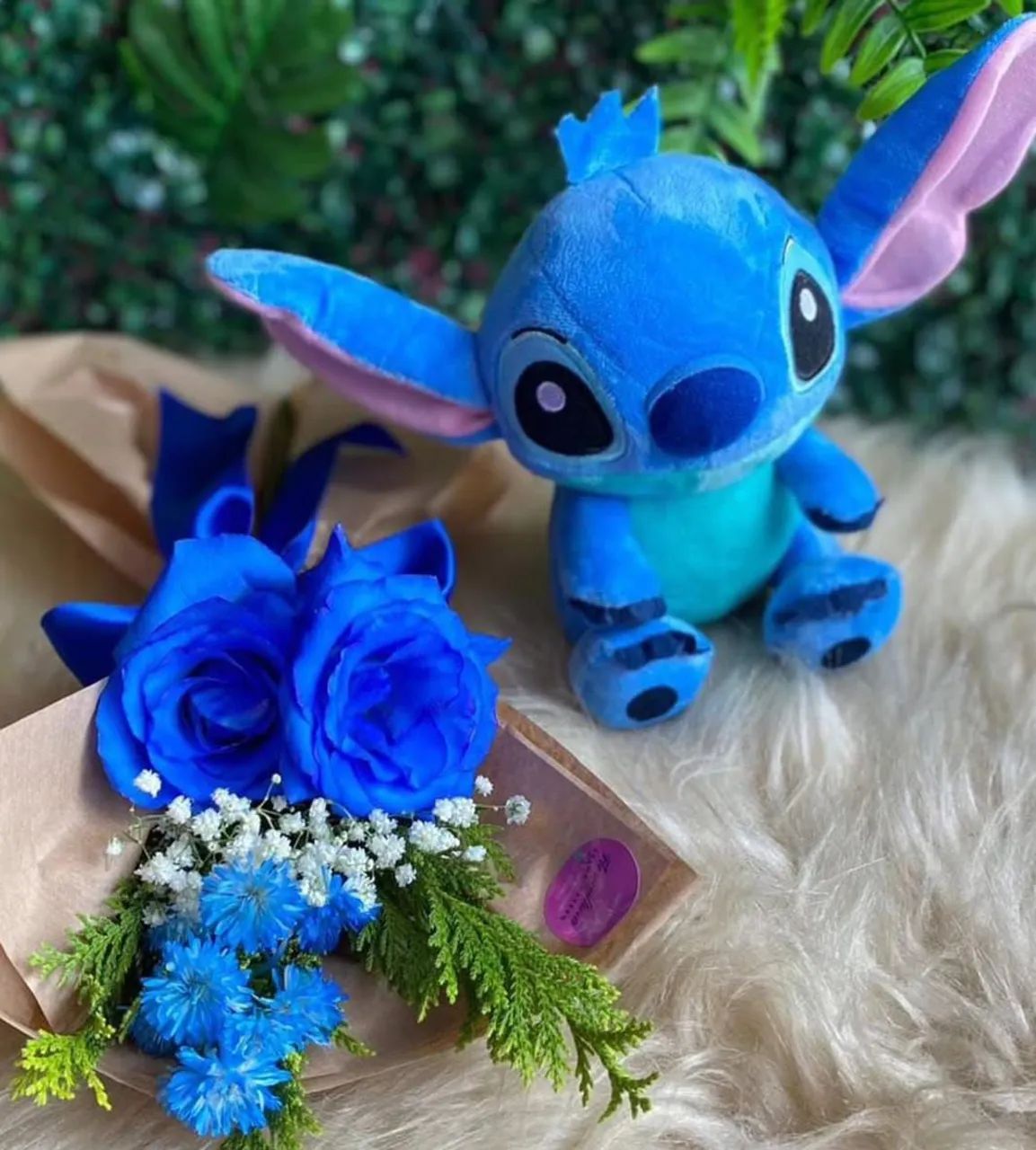 Pelúcia Stitch+Ramalhete com rosas azuis ?