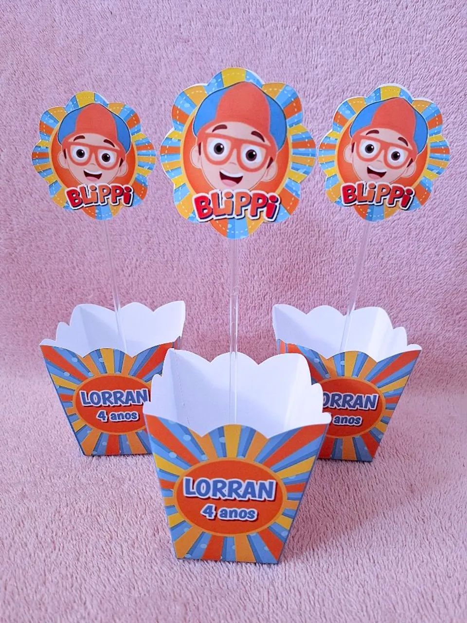 Topo de bolo infantil personalizado e centro de mesa Blippi - Foto 2