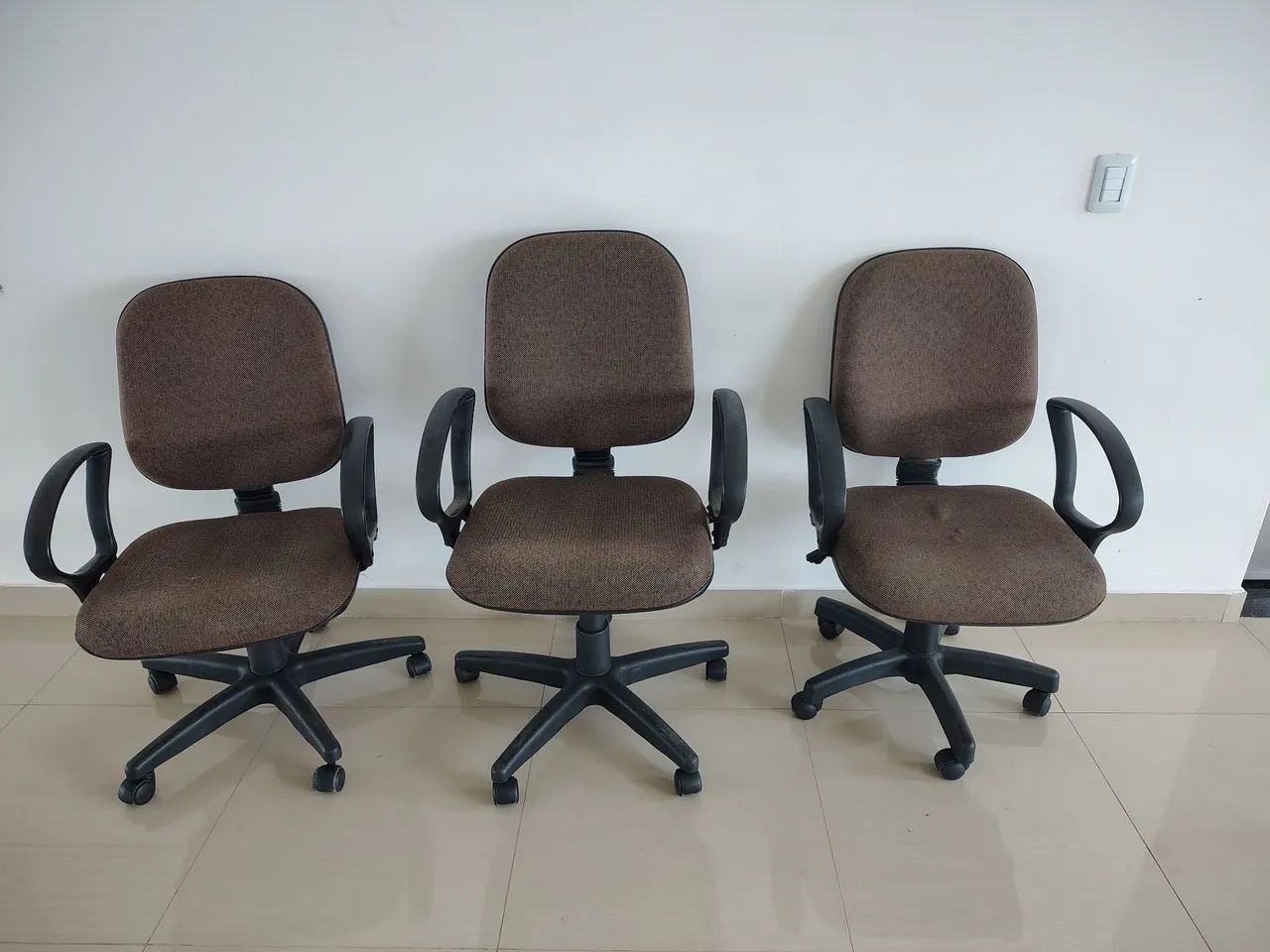 3 Cadeiras de Escritório Giratórias e 2 Cadeiras para Caixa Giratórias