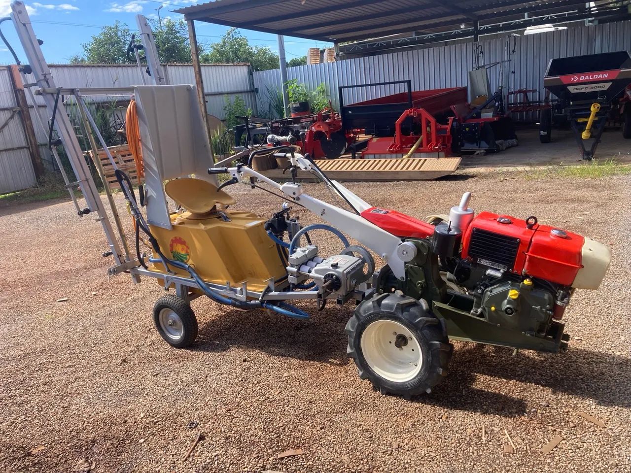 Micro trator tc 11 agritech  com pulverizador KO 