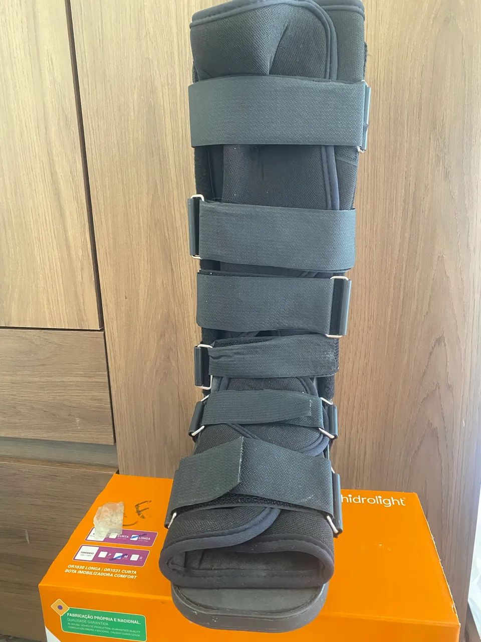 Bota ortopédica + 2 muletas à venda Usadas por apenas 30 dias - Foto 2