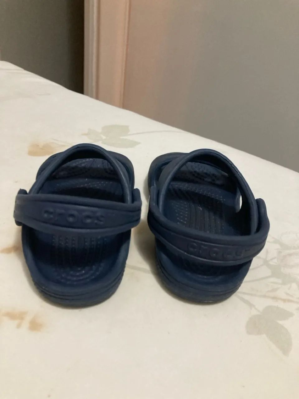 Sandálias Crocs Infantis - Conforto e Estilo! - Foto 2