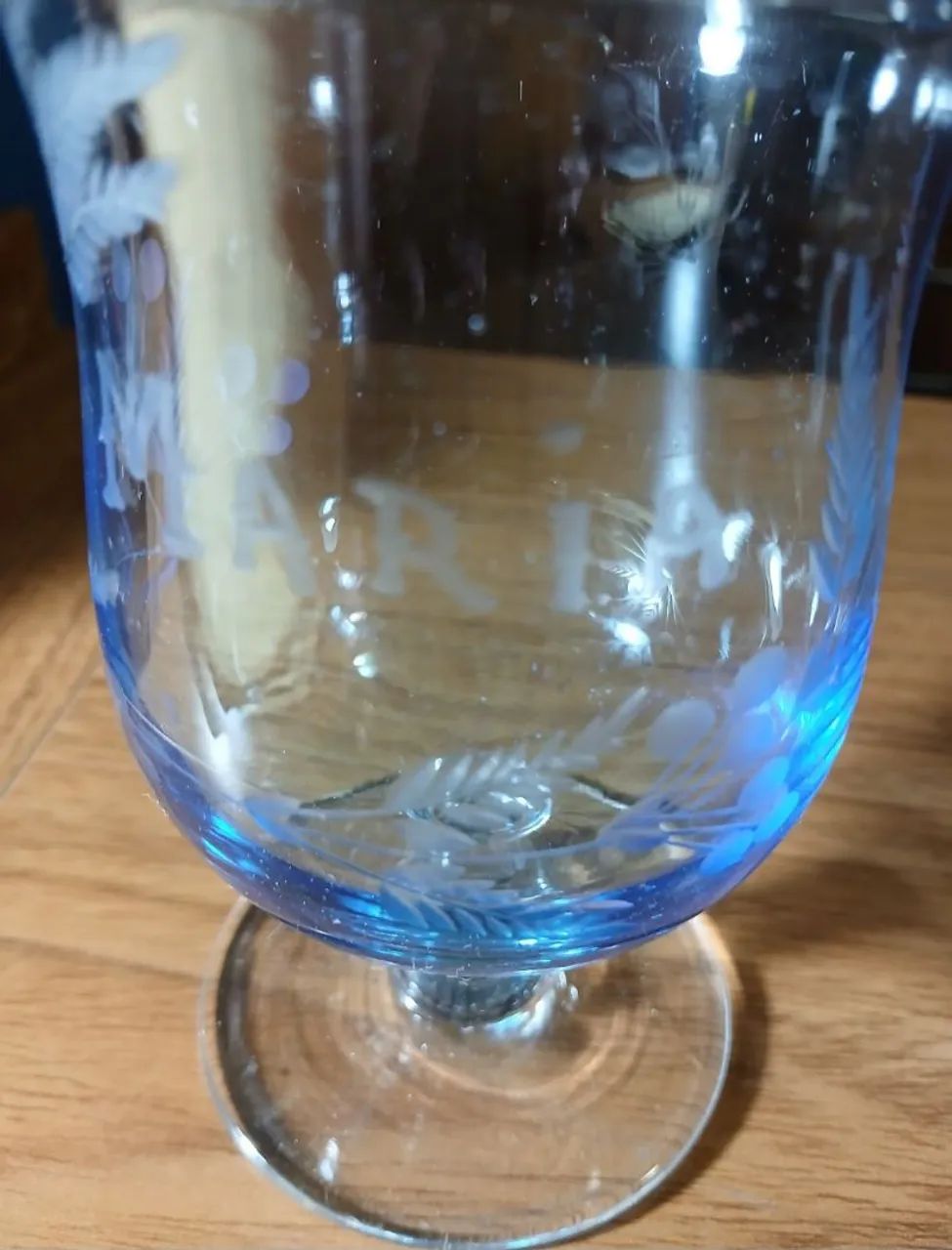 Taça de Cristal Azul com Detalhes Gravados
