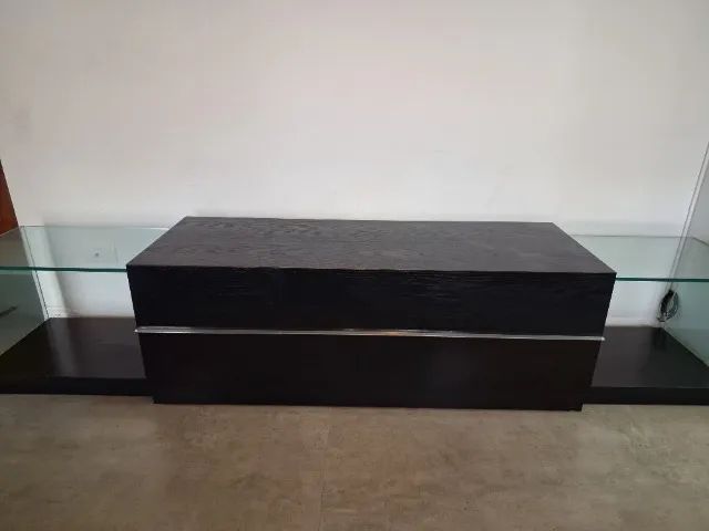 Rack moderno de madeira maciça e vidro