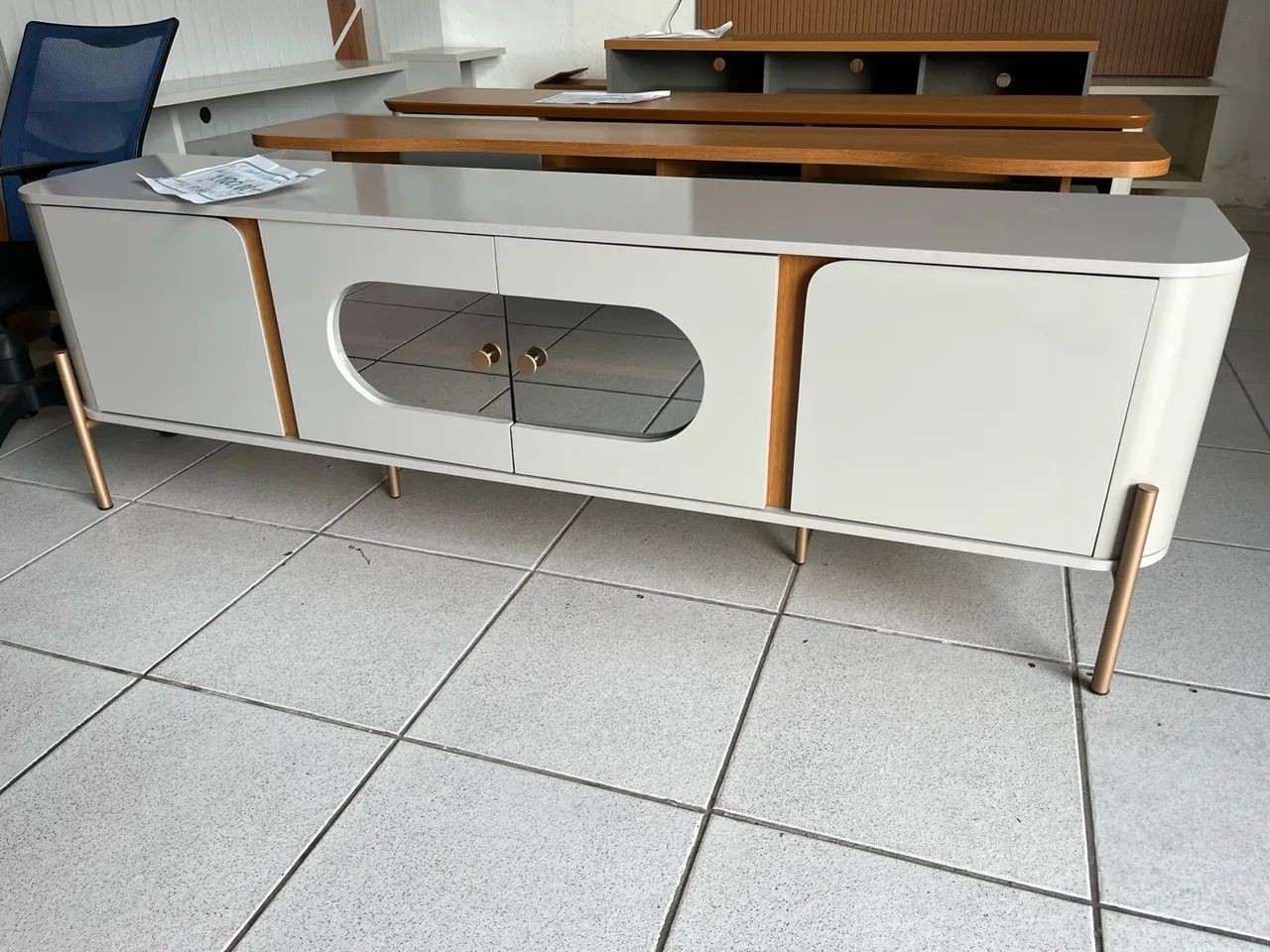 Rack até 75p com pés em aço e com portas de vidro reflecta 