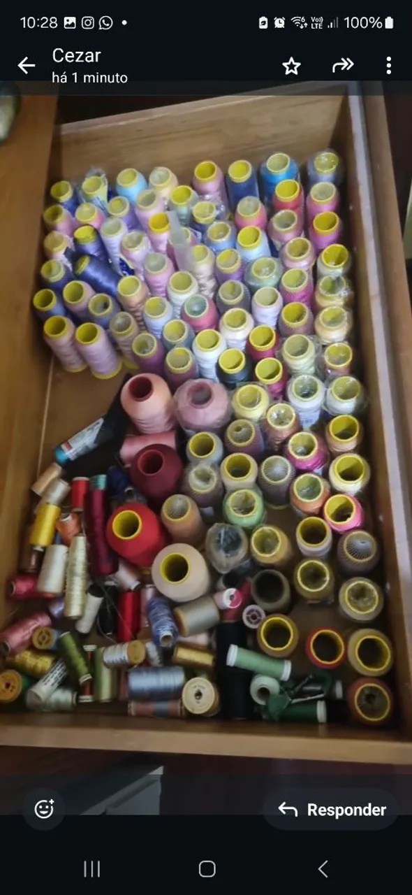Linhas de costura coloridas