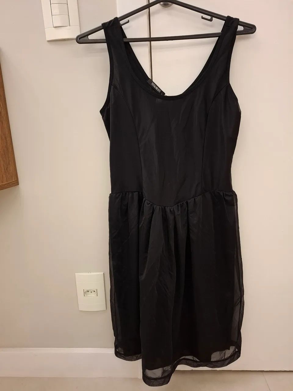 Vestido preto básico e versátil