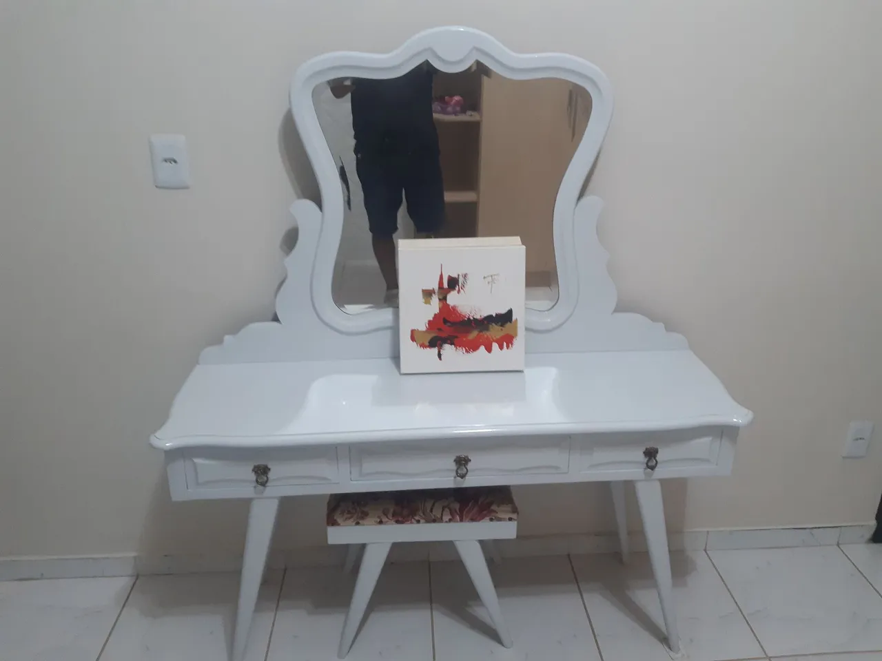 Linda penteadeira branca com espelho