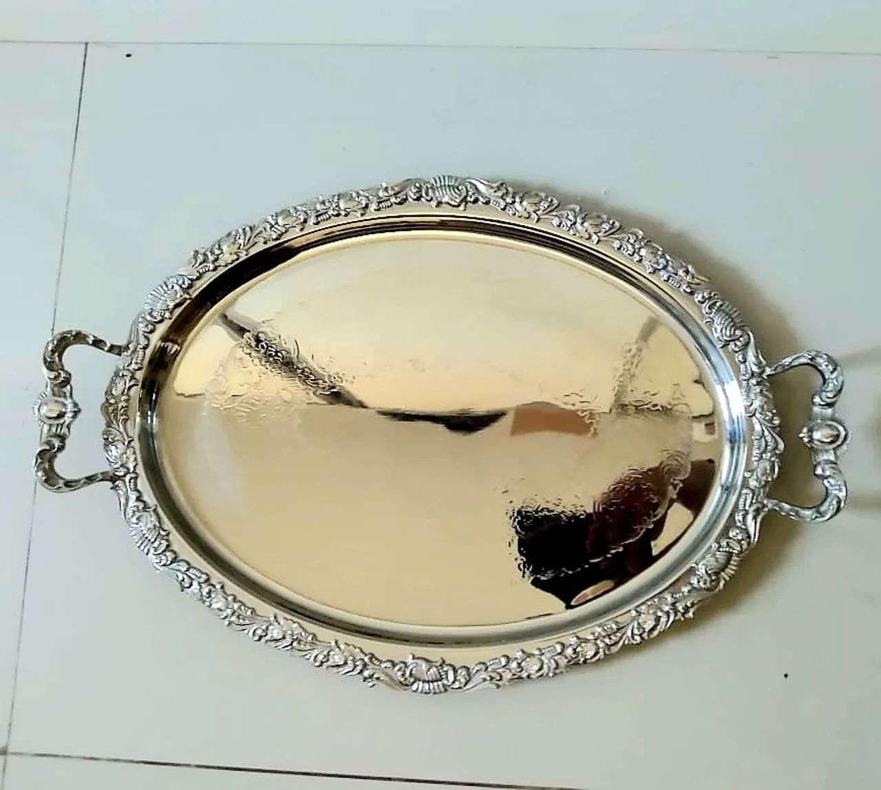 Bandeja antiga, em prata 90, detalhes em auto-relevos 