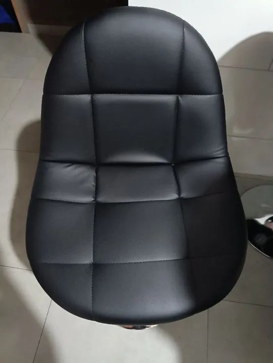 Cadeira estofada preta - estilo moderno