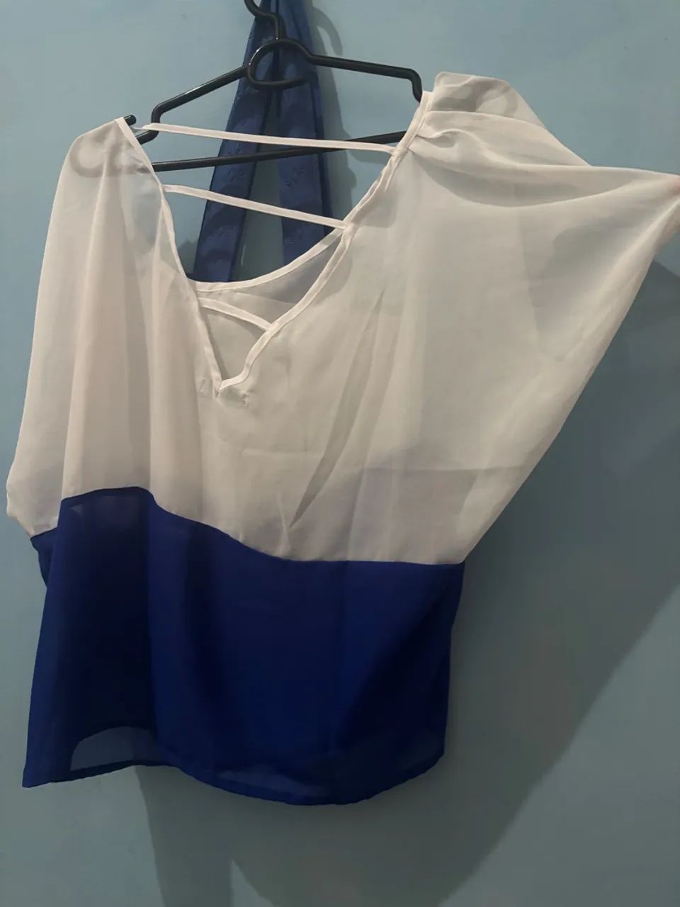 Blusa feminina bicolor azul e branco - Foto 2