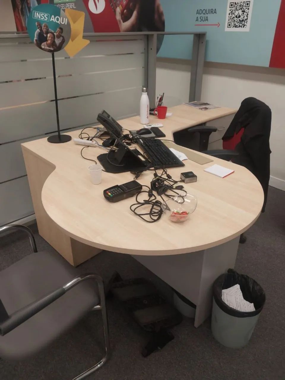 Mesa de escritório robusta com detalhe redondo