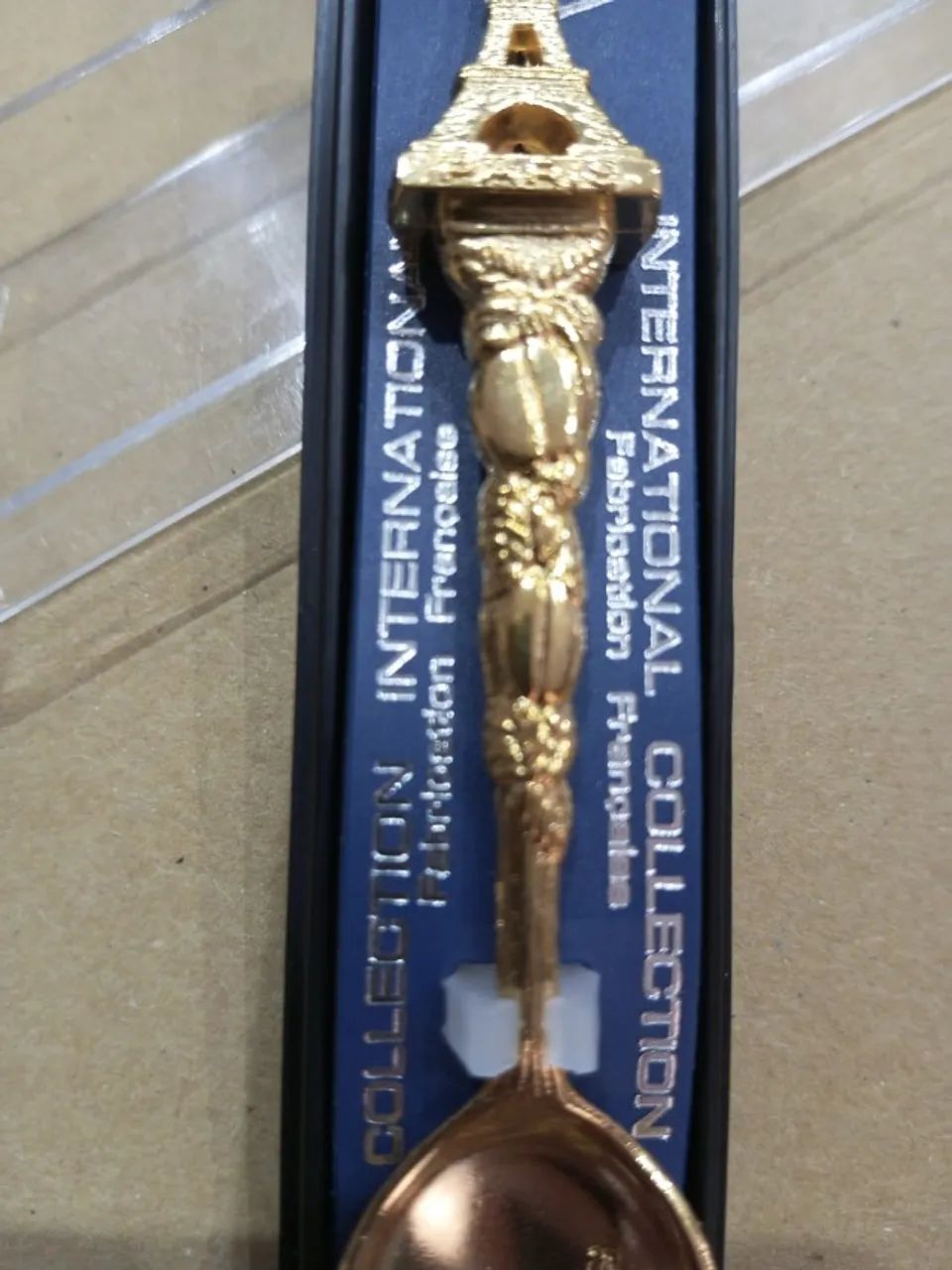 Colher souvenir francesa dourada. - Foto 3