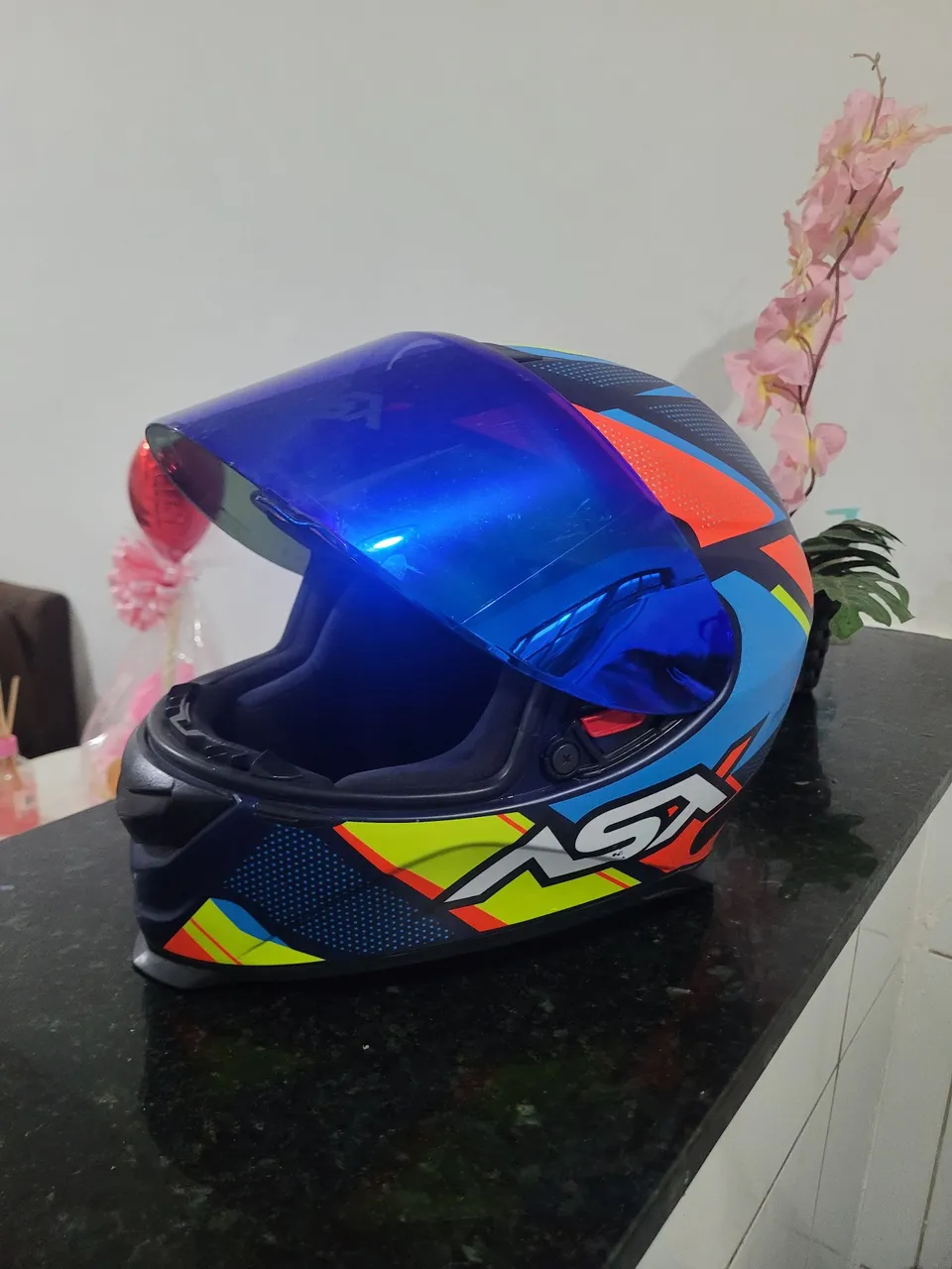 Capacete para Moto Azul com Design Moderno