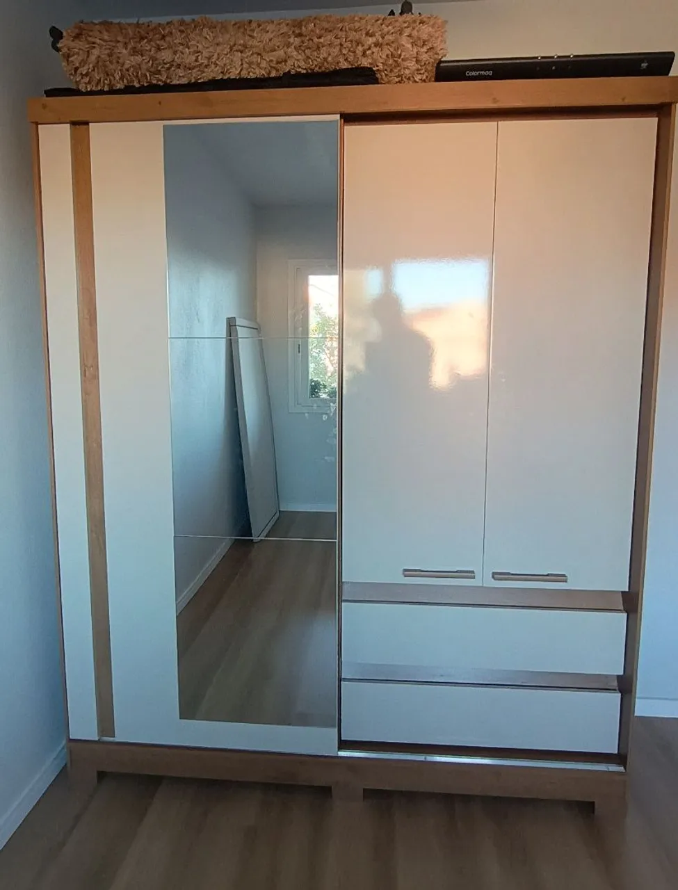 Guarda-Roupa Moderno com Espelho na Porta