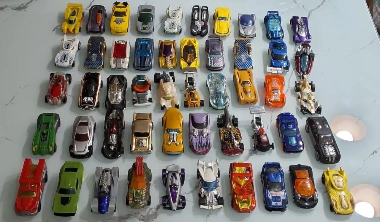 Vendo lote 50 carrinhos hot wheels (lote 8)
