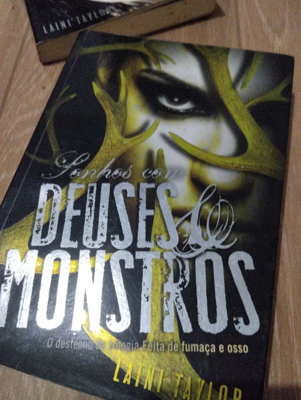 Sonhos com Deuses e Monstros - Laini Taylor