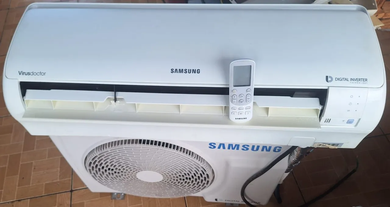 Vendo ar condicionado 12.000 btus invert com Wi-Fi 220vts só o ar sem instalação garantia