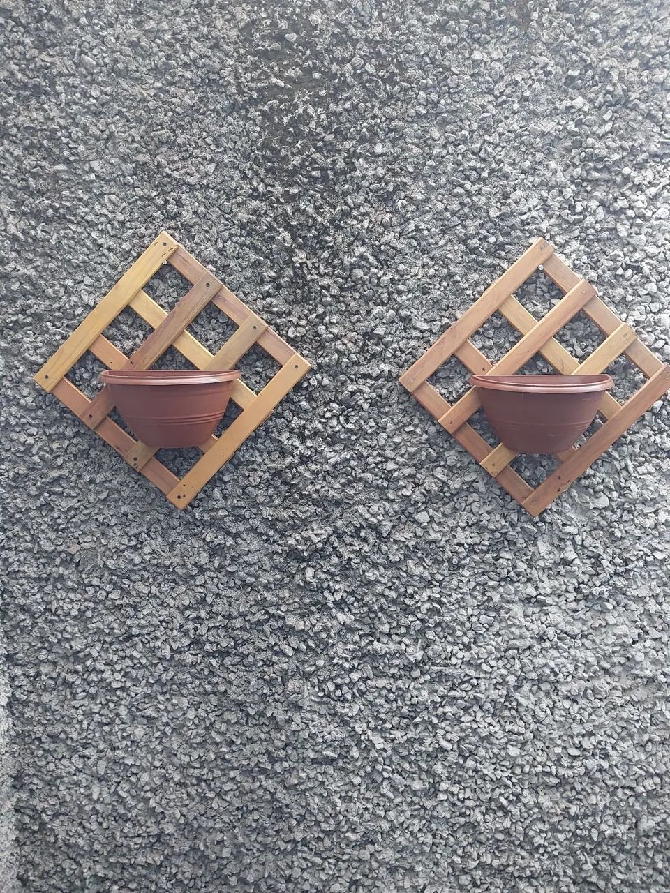 2 unidades de Floreiras losango em madeira maciça envernizadas com vasos novos - Foto 2