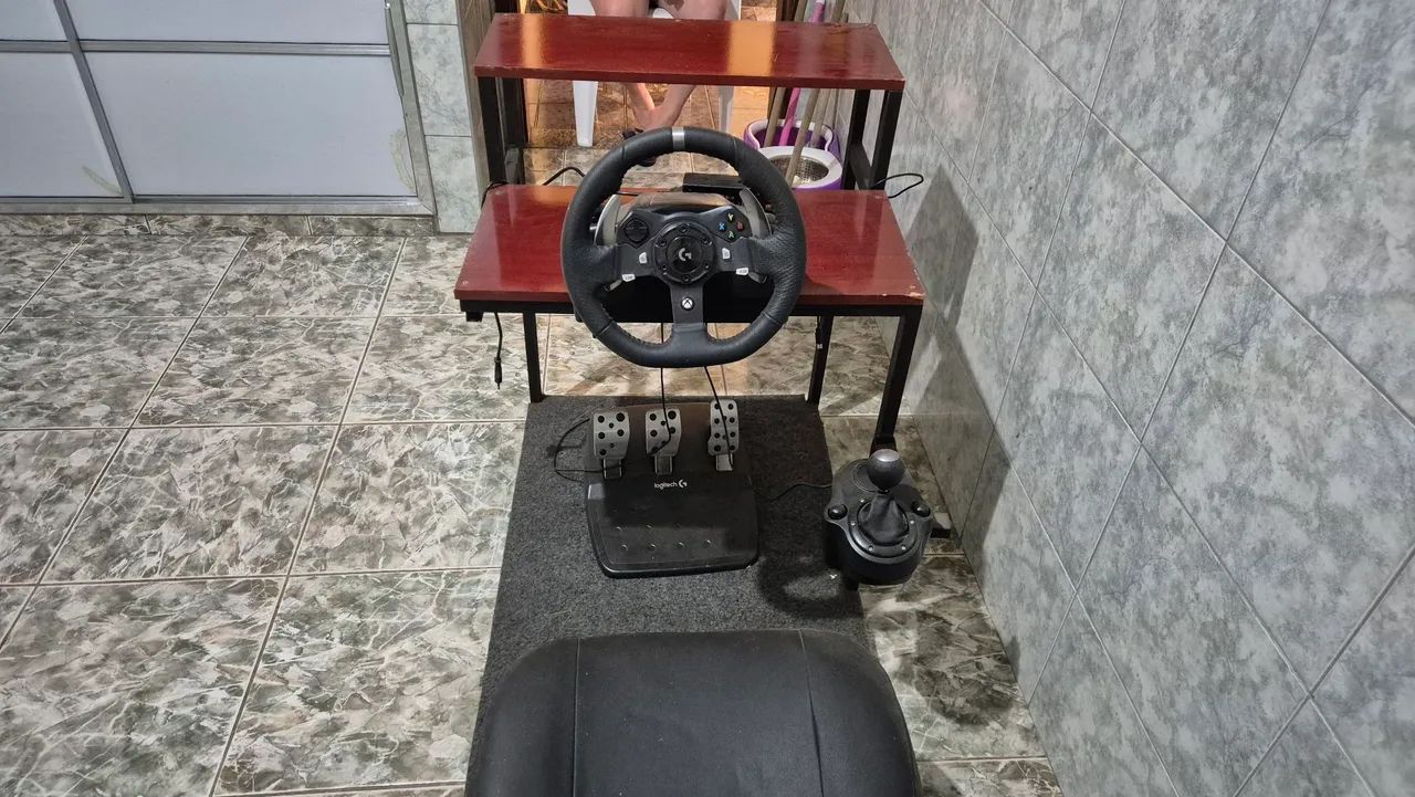 Volante Logitech G29 com cockpit