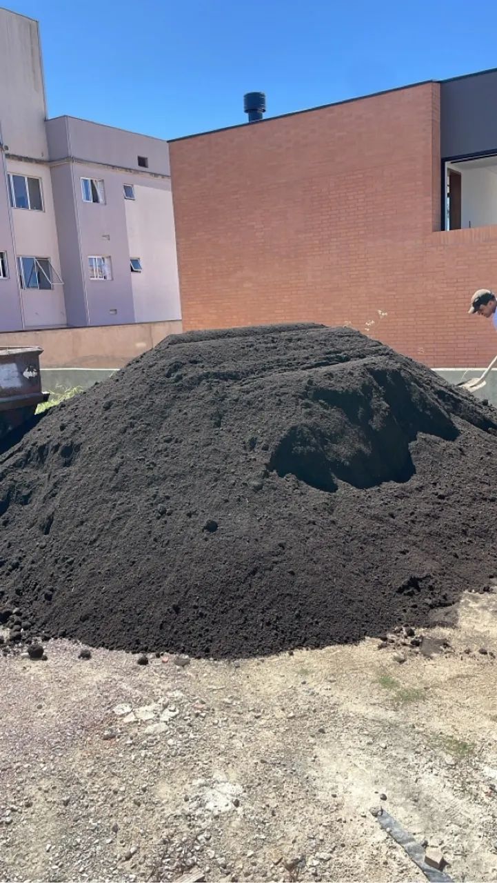 Terra preta peneirada adubada para seu jardim ou plantio! - Foto 3