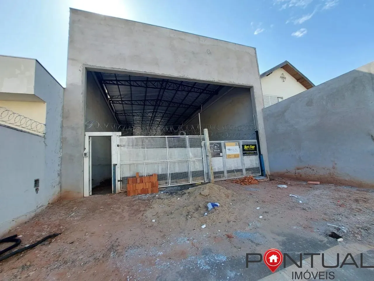 Barracão Comercial para Locação em Marília-SP, Bairro Palmital: 2 Salas, 4 Banheiros, 3 Va