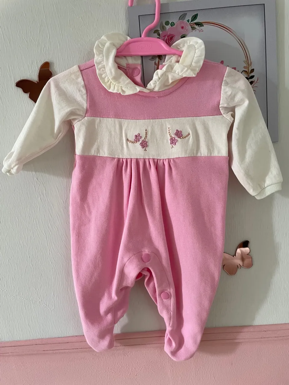 Macacão Rosa Bebê com Detalhes Bordados