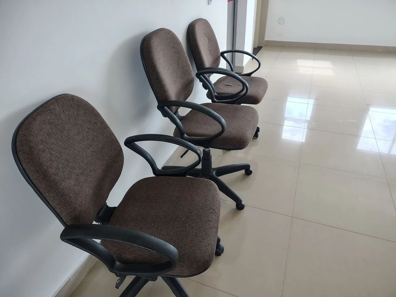 3 Cadeiras de Escritório Giratórias e 2 Cadeiras para Caixa Giratórias - Foto 4