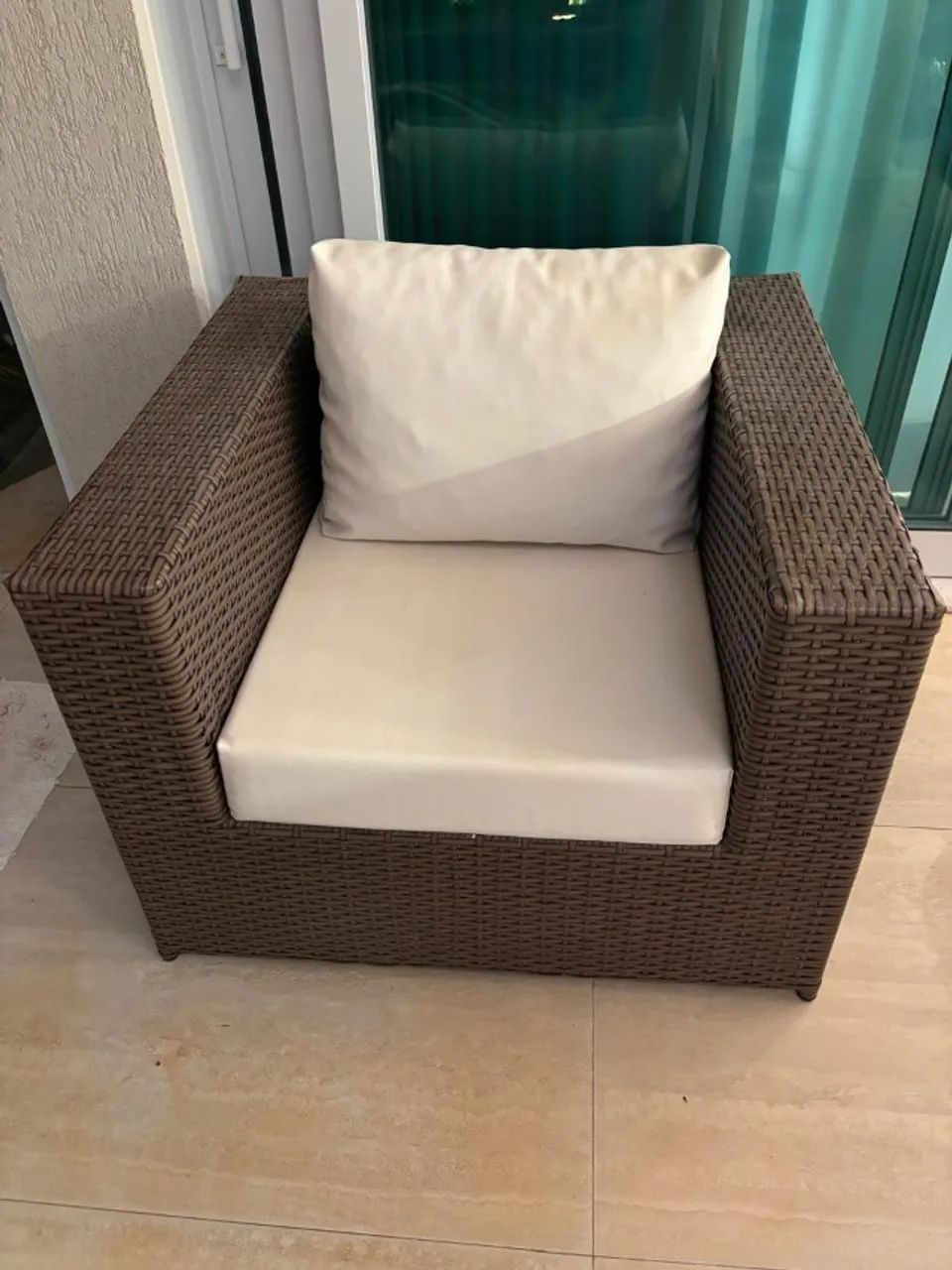 Poltrona Junco Sintético Almofadas Corino Branco