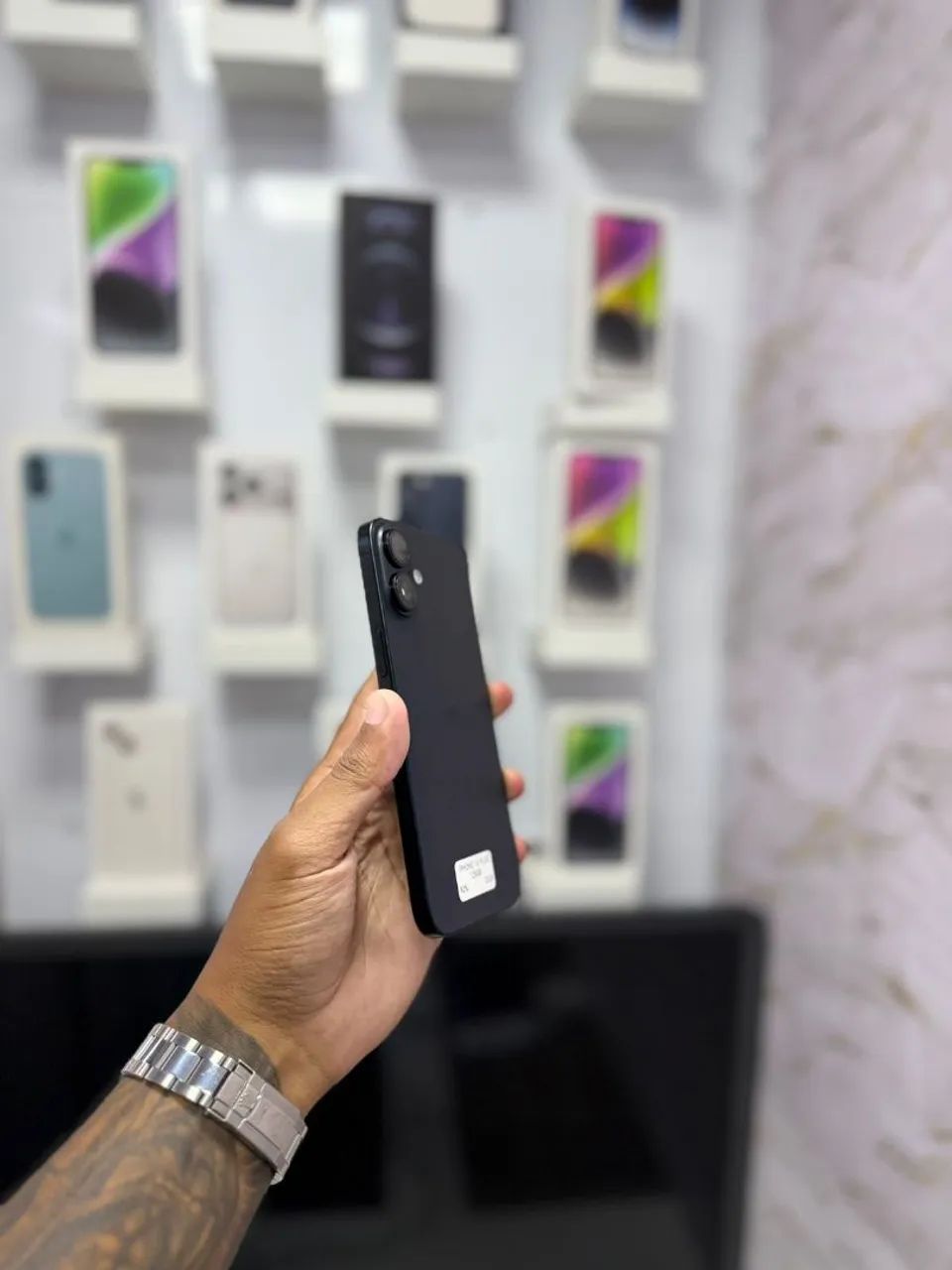 IPHONE 16 PLUS PRETO<br>R$ 4.250,00 - Foto 4