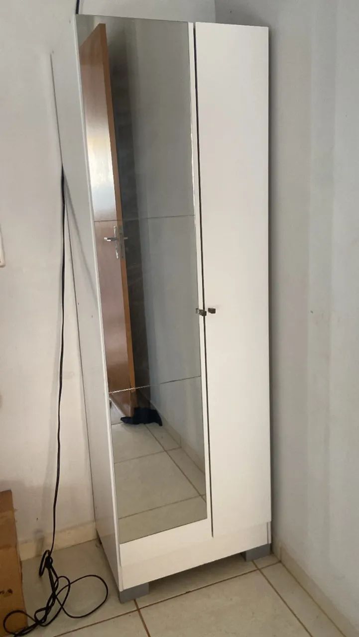 Armário multiuso com espelho 