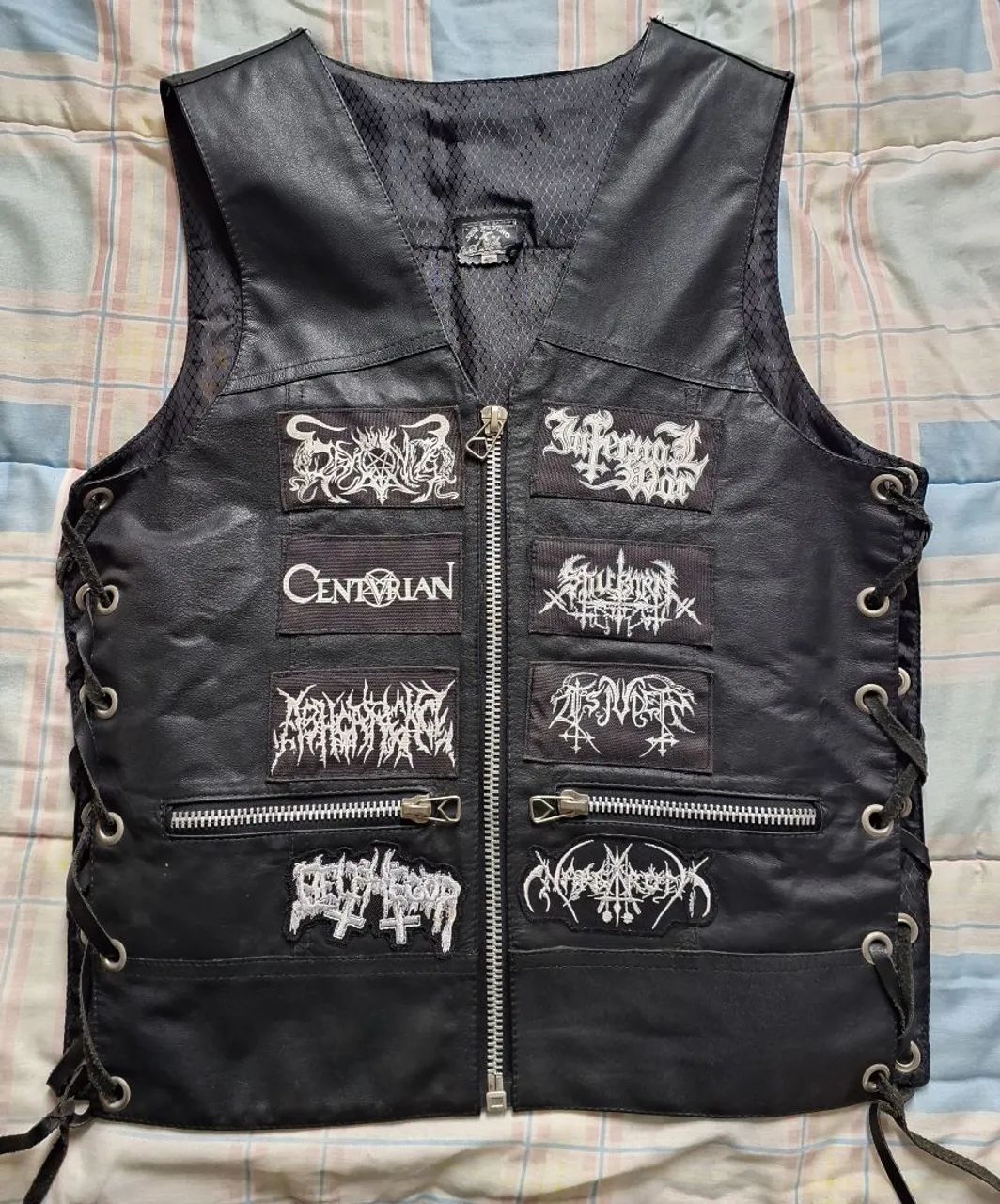 Colete couro legítimo com patchs metal extremo tamanho