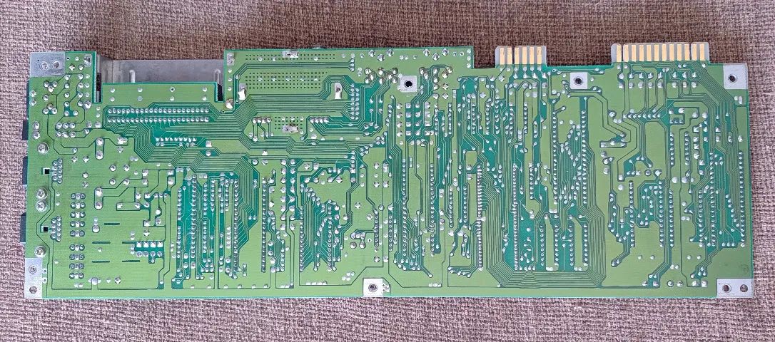 Placa Mãe ( Motherboard ) Commodore 64 ( Modelo C64C ) - Ruim / Para Conserto - Foto 2