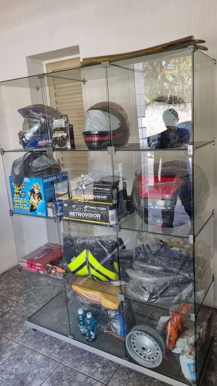 Vitrine expositor de vidro com divisórias e pés com rodinhas - Foto 2