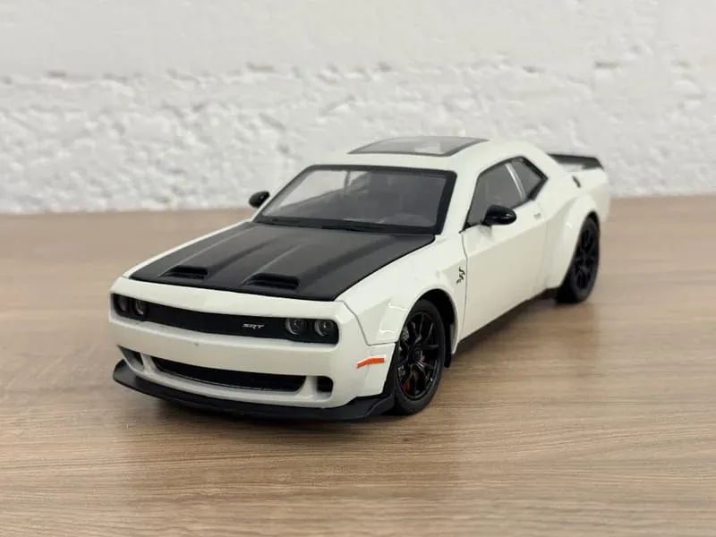 Miniatura Dodge Challenger Branco 1:24 - Luz e Som