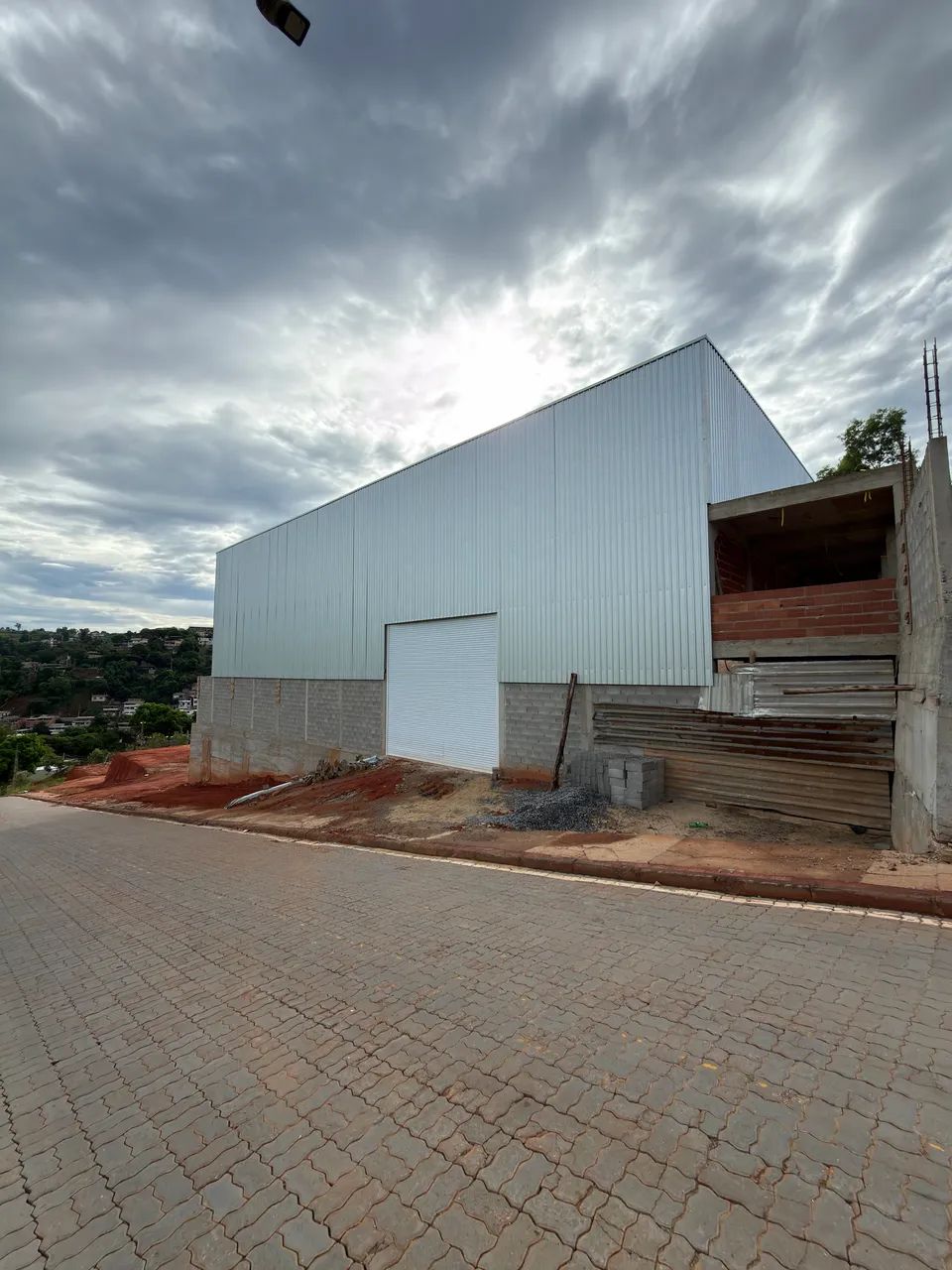 Galpão com escritório e 02 banheiros 