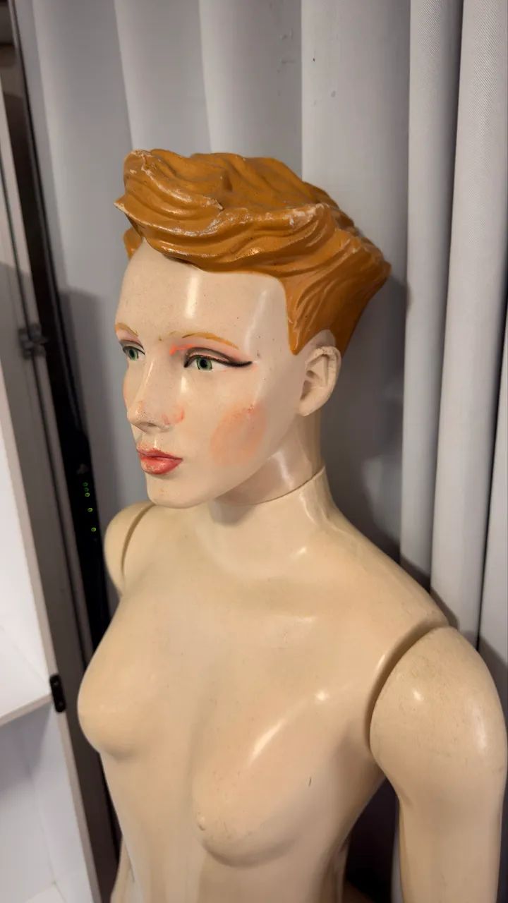 Manequim feminino com suporte 