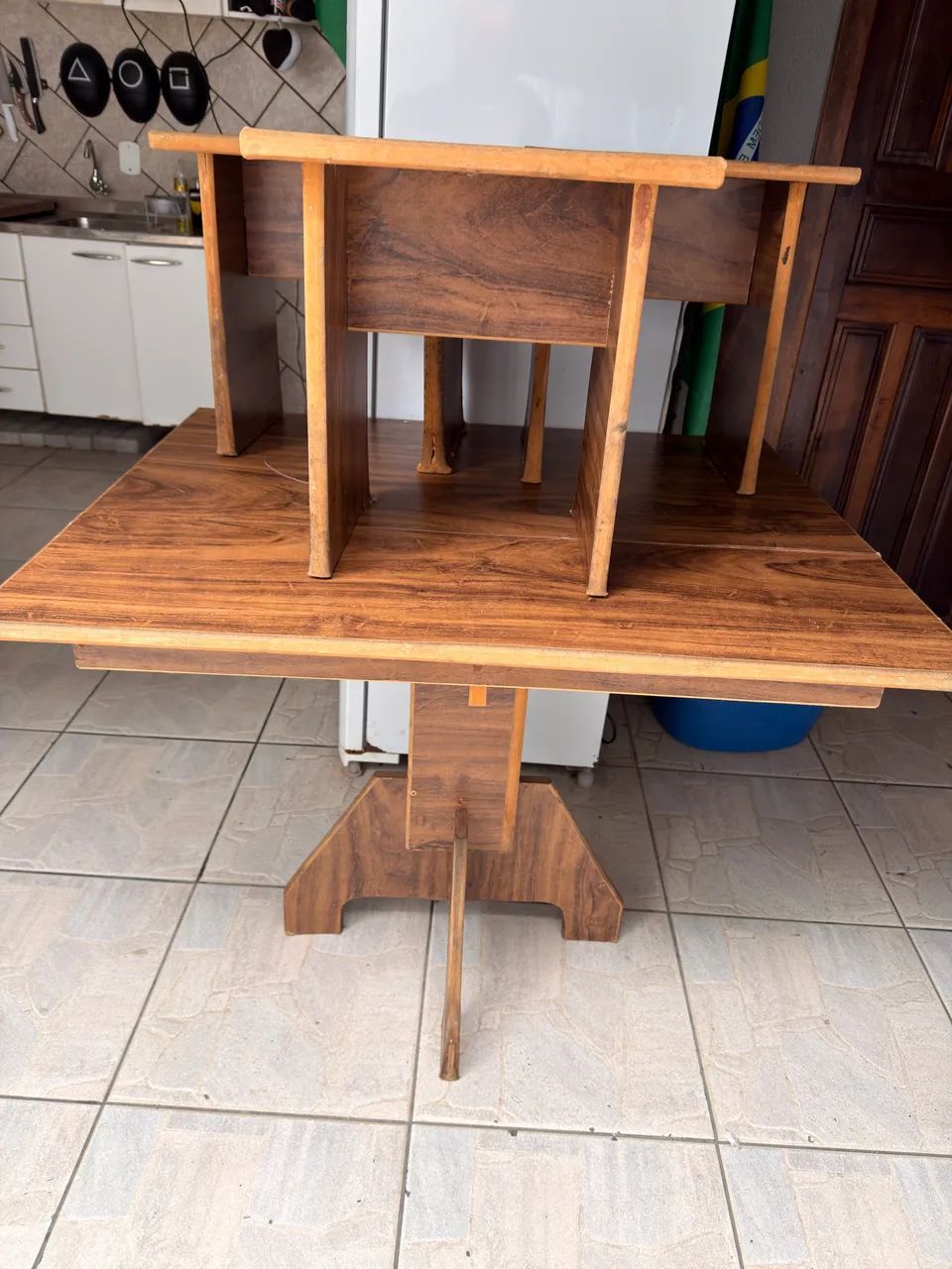 Mesa de madeira com 4 banquetas 