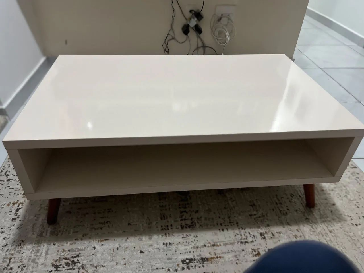 Centro de sala (creme) com pés de madeira
