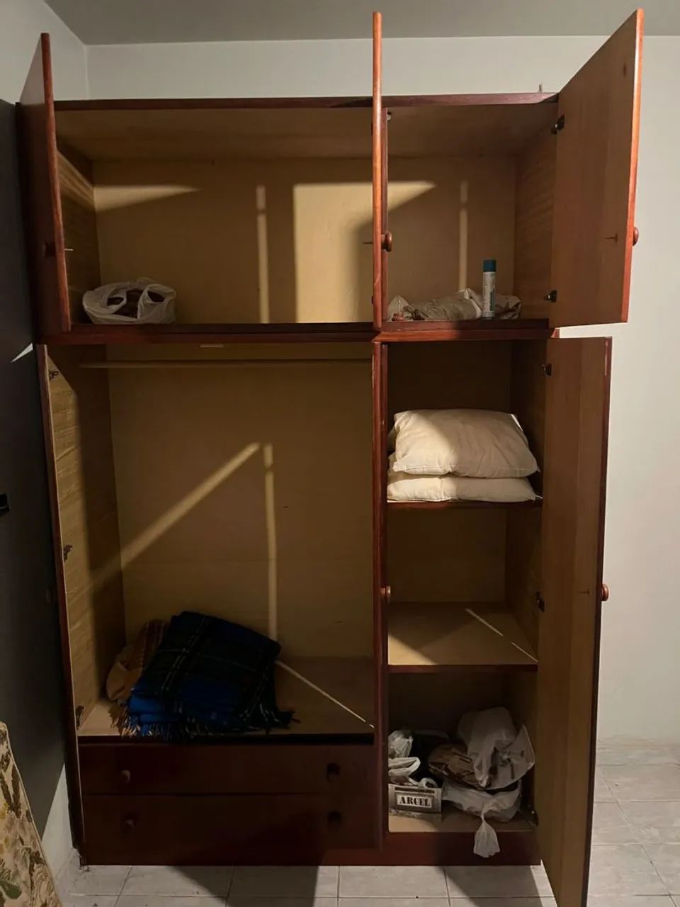 Guarda-roupa Clássico em madeira.  - Foto 2