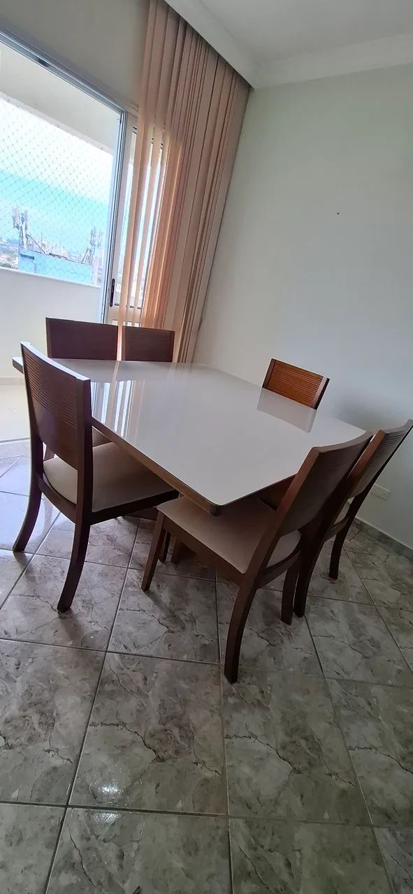 Mesa com 6 cadeiras de madeira maciça