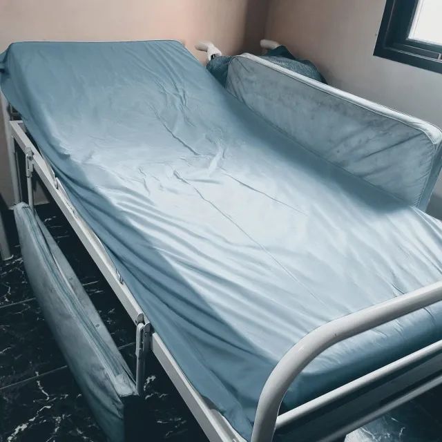 Cama com Colchão e Suporte para Grades