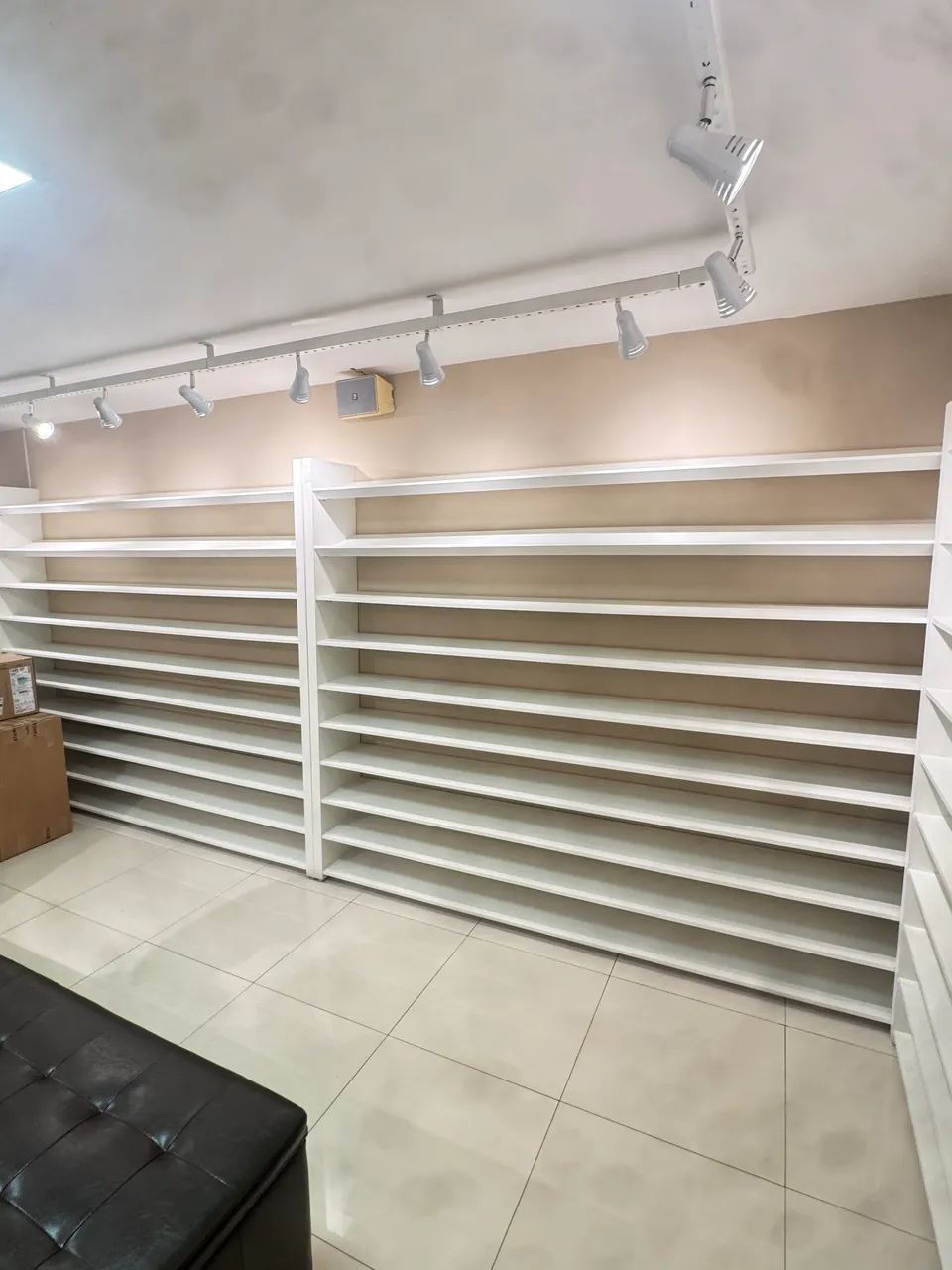 Oportunidade Prateleiras para Loja de Sapatos  - Foto 4